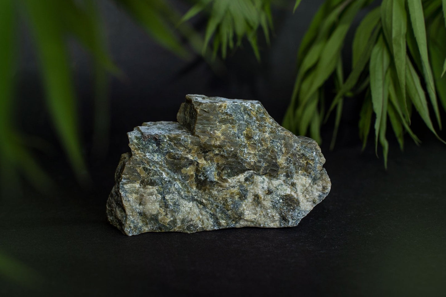 Serpentinas Didelis – 1 - 2 kg natūralus mineralas tamsios žalsvos spalvos, puikiai tinkantis kolekcionavimui ir dvasinėms praktikoms.