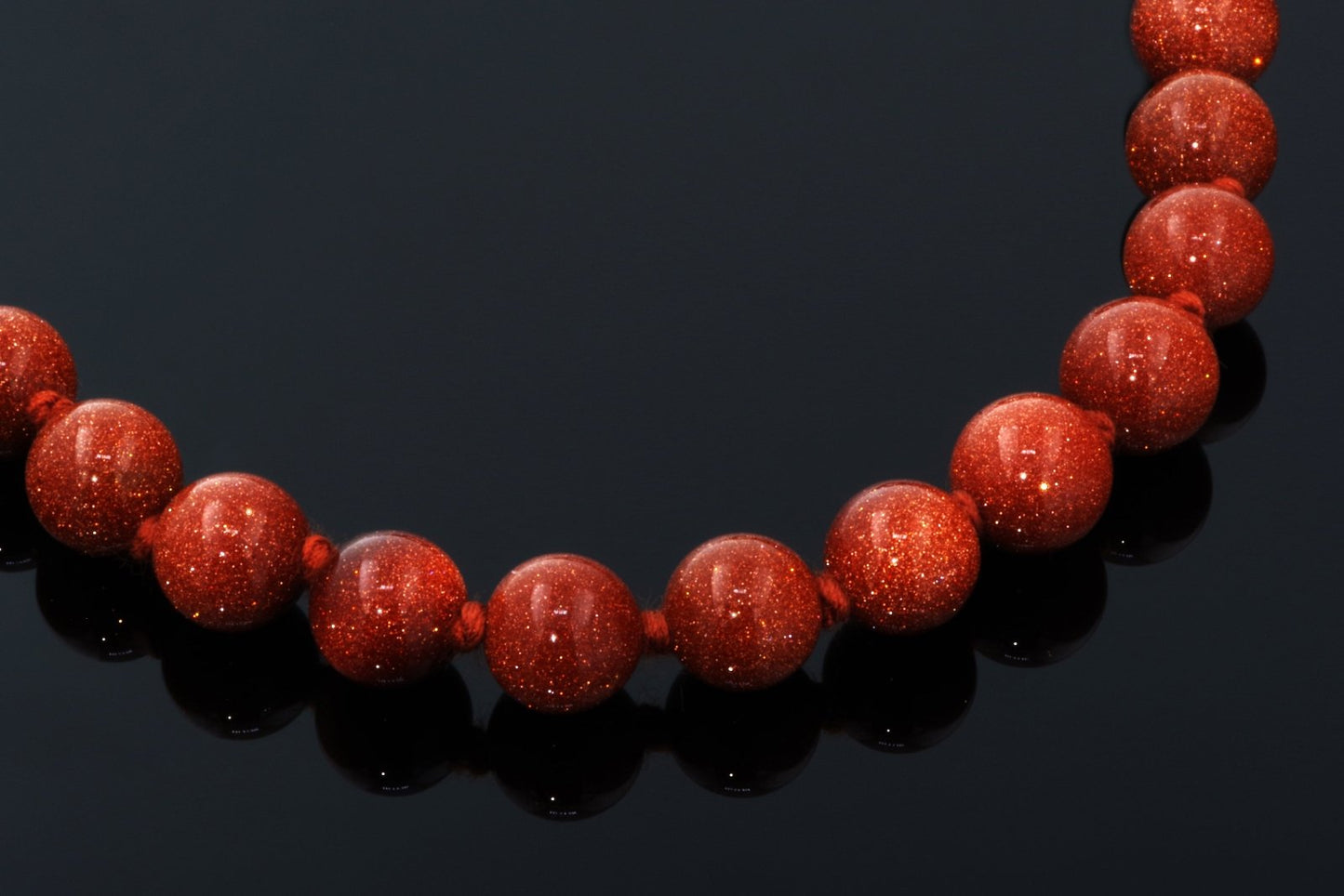 Aukso akmuo karoliai – 8mm 45cm - www.Kristalai.eu