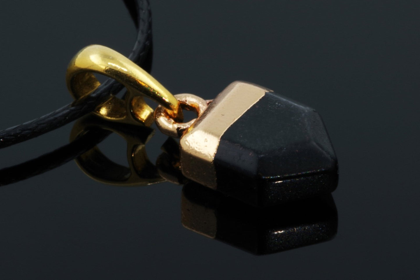 Juodojo onikso strėlės trikampėlis – paauksuotas 925 sidabras - www.Kristalai.eu