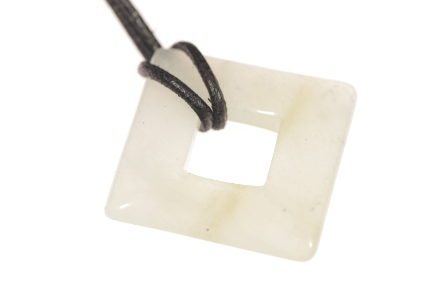 Žadeitas pakabukas – Rombas 28mm - www.Kristalai.eu