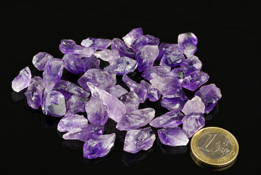 Juodame fone yra violetinių ametistų kristalų grupė ir viena euras.
