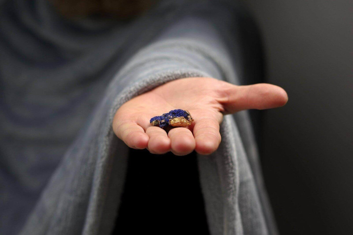 Azuritas ant uolienos - www.Kristalai.eu