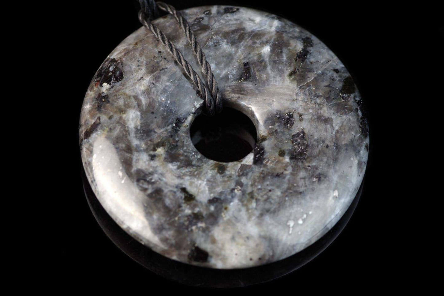 Granitas pakabukas – Diskas 30mm - www.Kristalai.eu