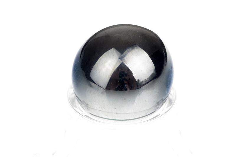 Hematitas sfera – 30mm poliruota natūralaus hematito mineralinė sfera, naudojama kristalų terapijoje, meditacijoje ir dvasinėse praktikose namams ar kaip unikali dovana.