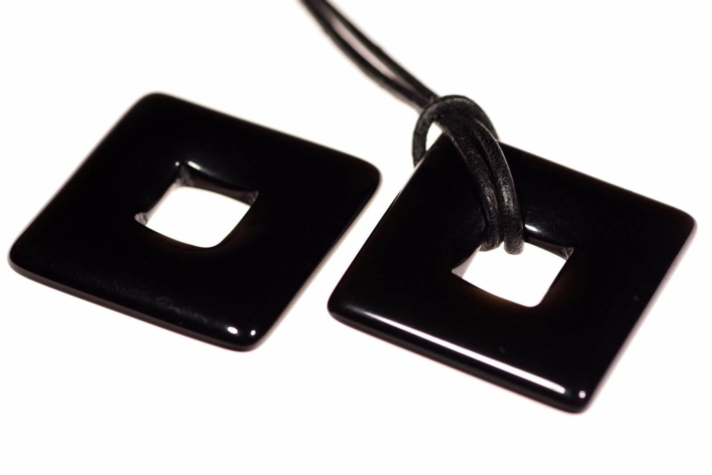 Juodasis oniksas pakabukas – Rombas 28mm - www.Kristalai.eu