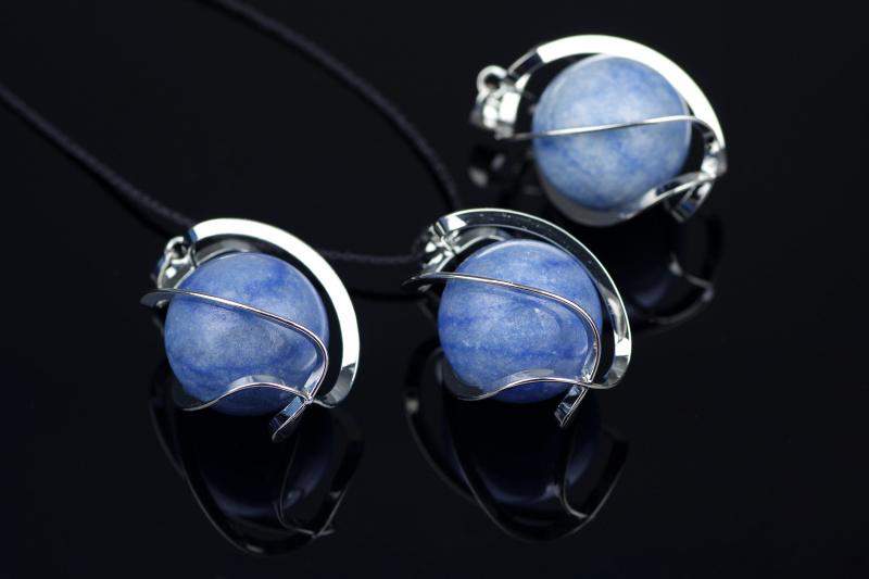 Mėlynas kvarcas pakabukas sfera – 20mm - www.Kristalai.eu
