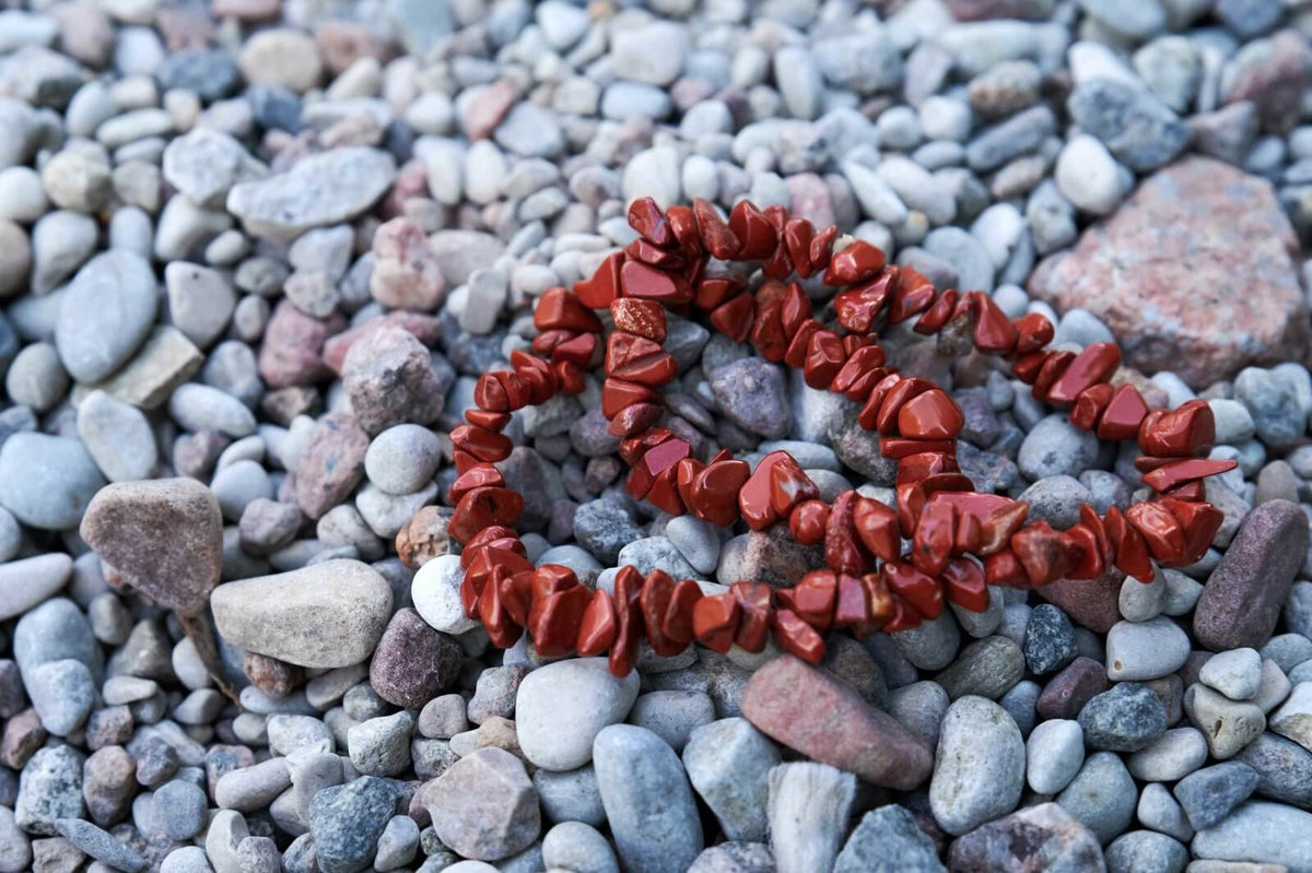 Raudonojo jaspio apyrankė – Čipsiukai - www.Kristalai.eu