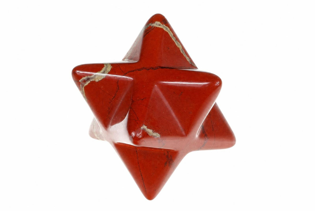 Raudonas, poliruotas Merkabah formos akmuo su baltais ir tamsiais įtrūkimais ant baltos fono.