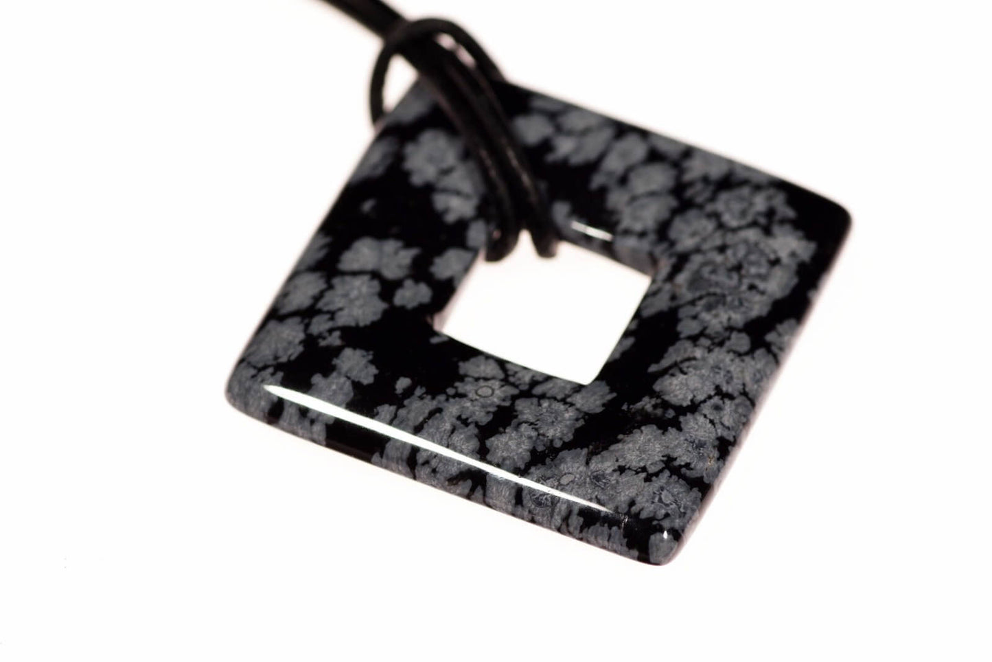 Snieginis obsidianas pakabukas – Rombas 35mm - www.Kristalai.eu