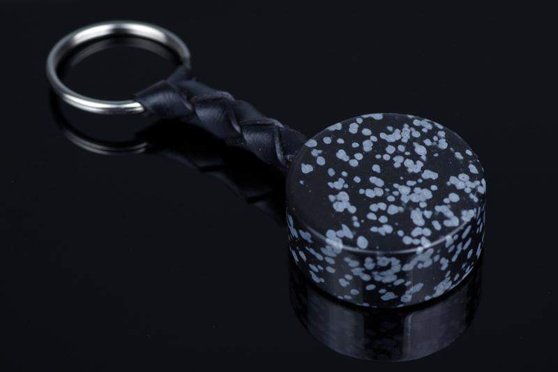 Snieginis obsidianas raktų pakabukas – Odinis - www.Kristalai.eu