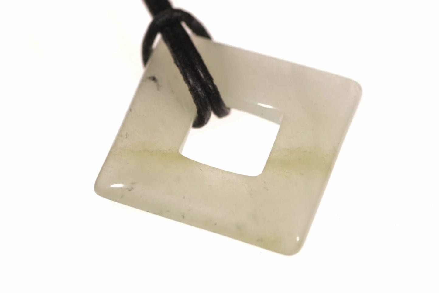 Žadeitas pakabukas – Rombas 35mm - www.Kristalai.eu