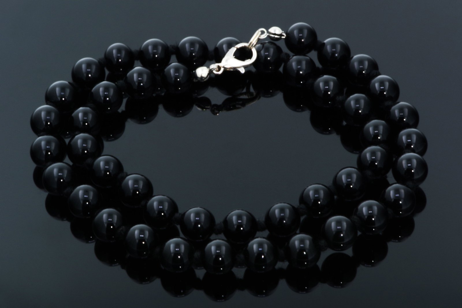 Juodas oniksas karoliai – 8mm 45cm - www.Kristalai.eu