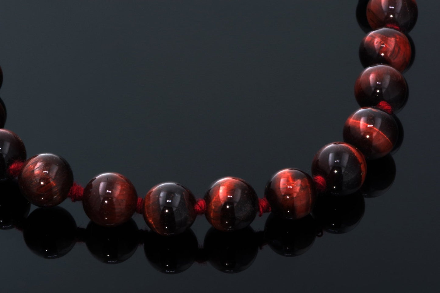 Raudonoji tigro akis karoliai – 8mm 45cm - www.Kristalai.eu