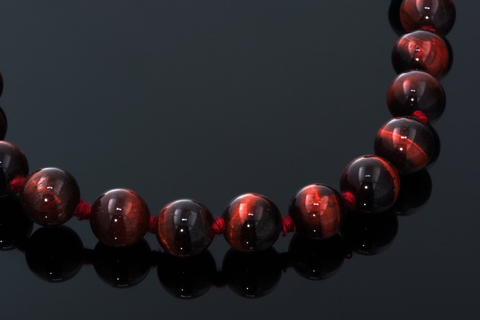 Raudonoji tigro akis karoliai – 8mm 45cm - www.Kristalai.eu