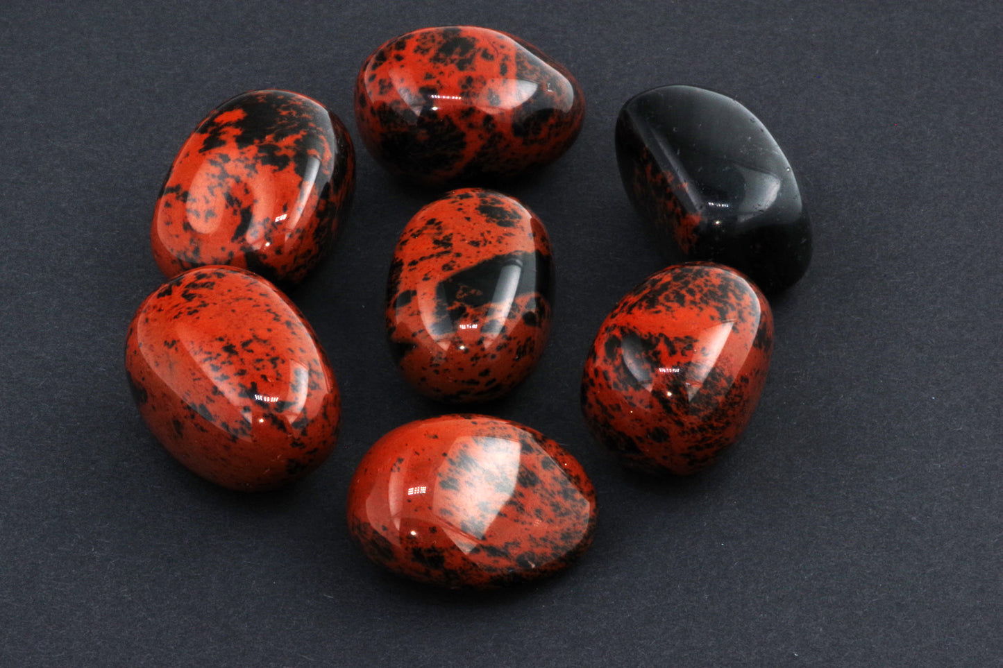 Mahagonipunane obsidiaan