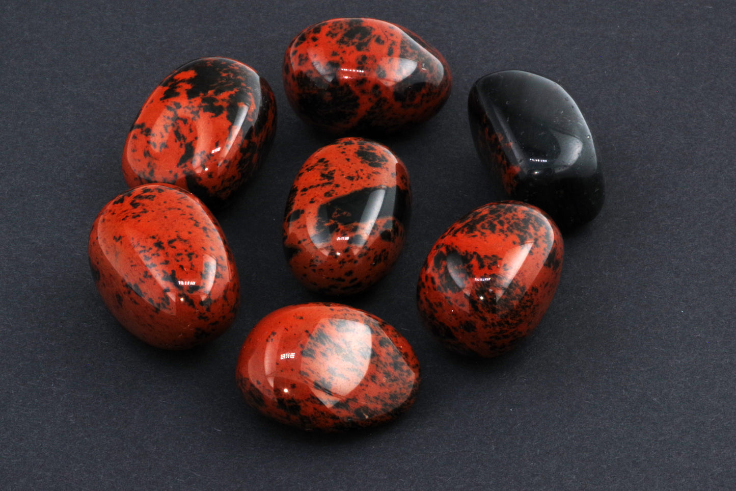 Mahagonipunane obsidiaan