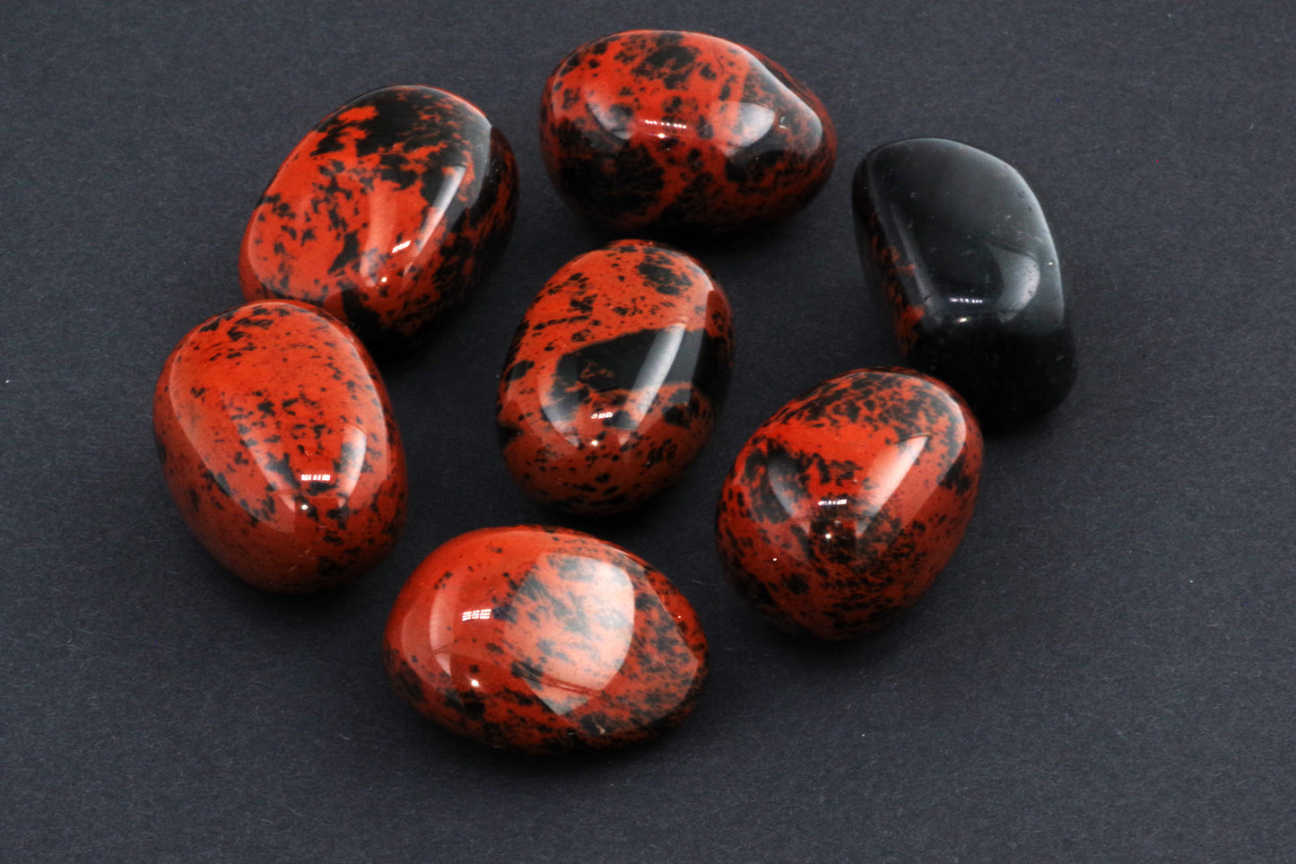 Mahagonipunane obsidiaan