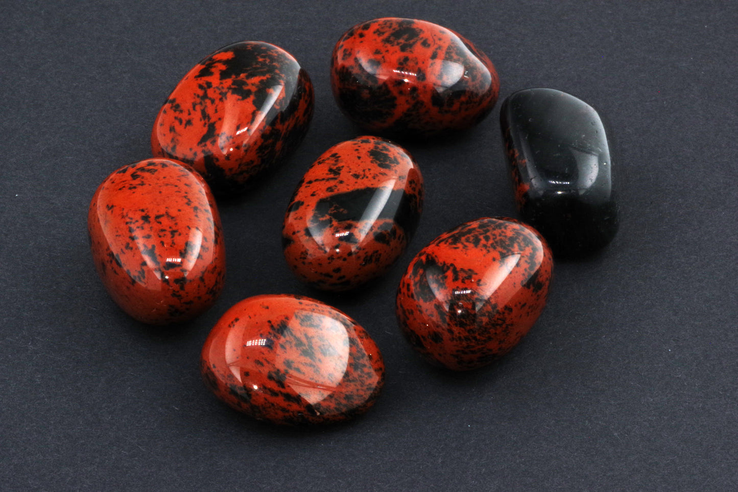 Mahagonipunane obsidiaan