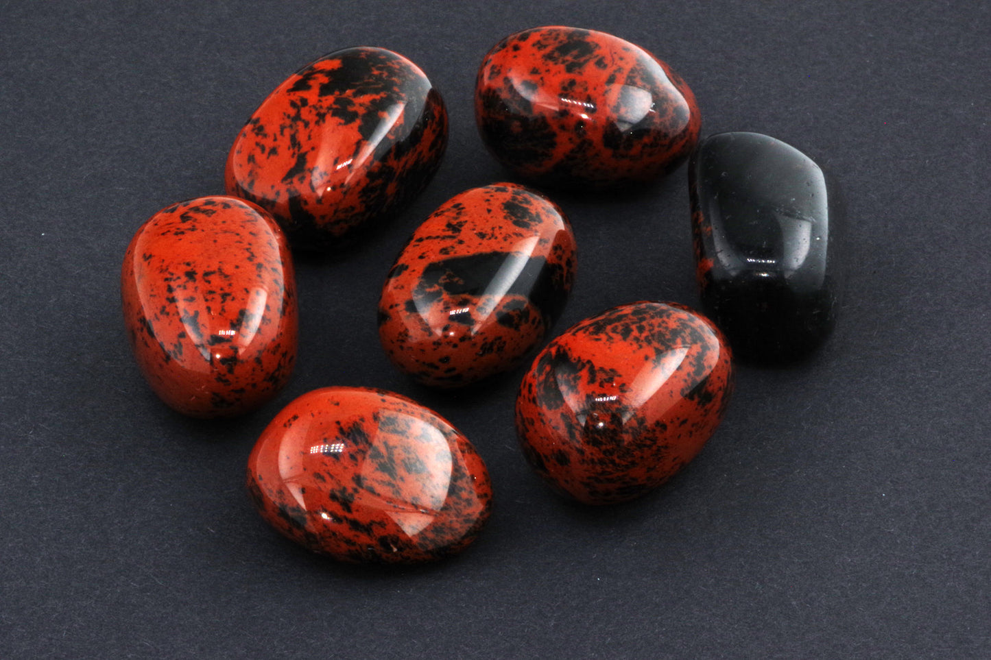 Mahagonipunane obsidiaan