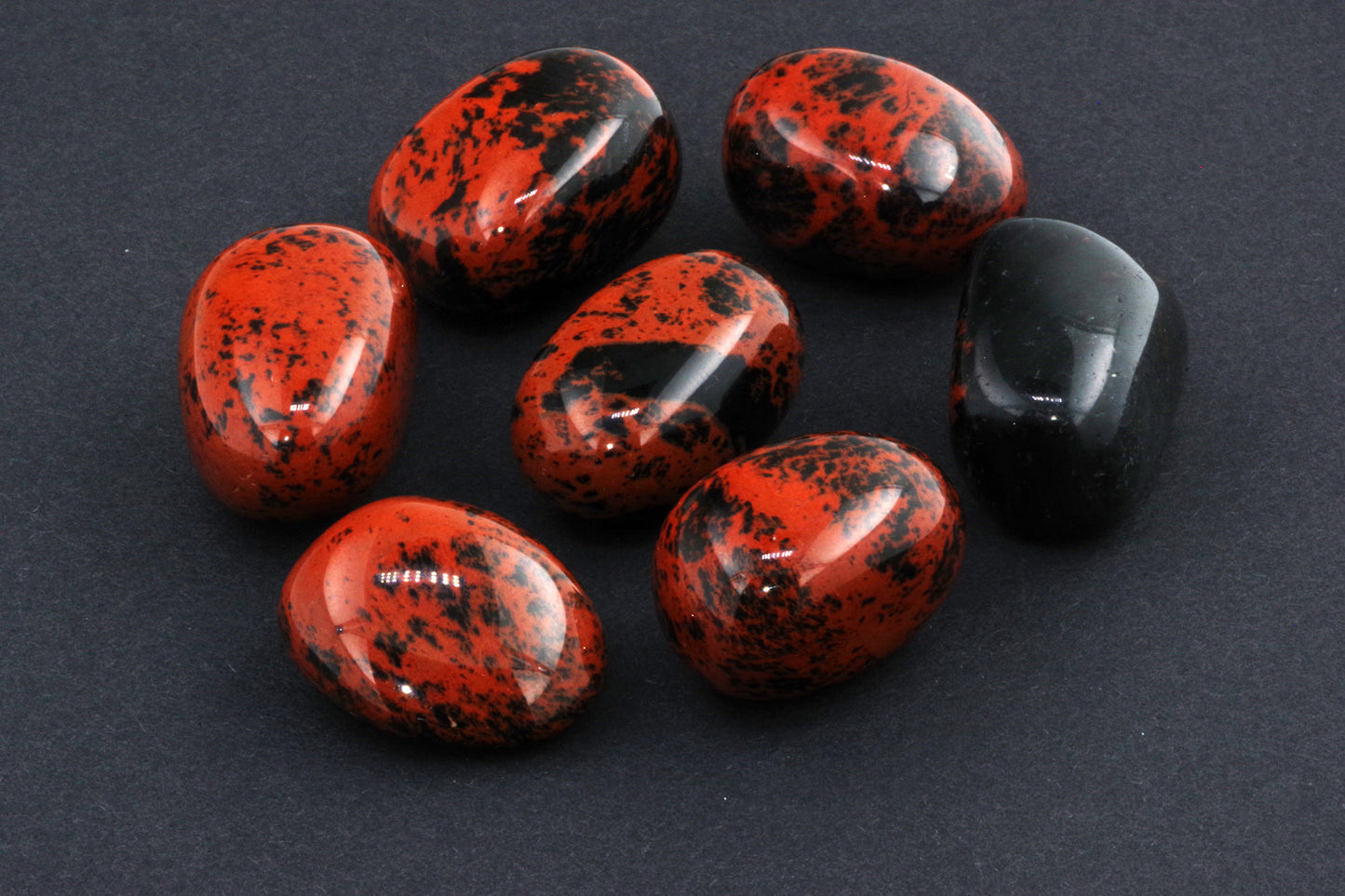 Mahagonipunane obsidiaan