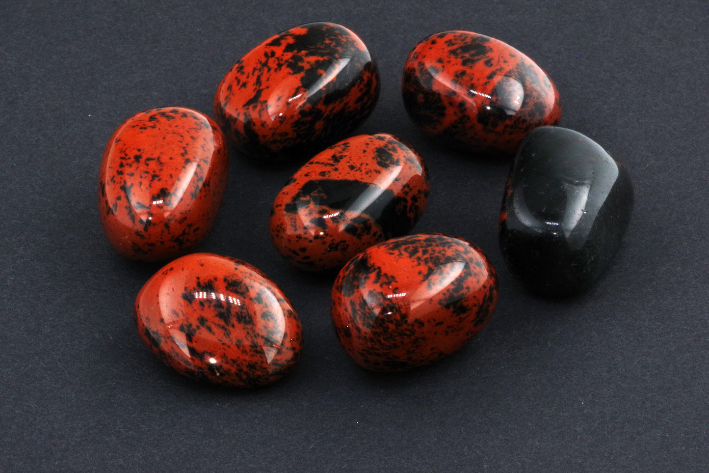 Mahagonipunane obsidiaan