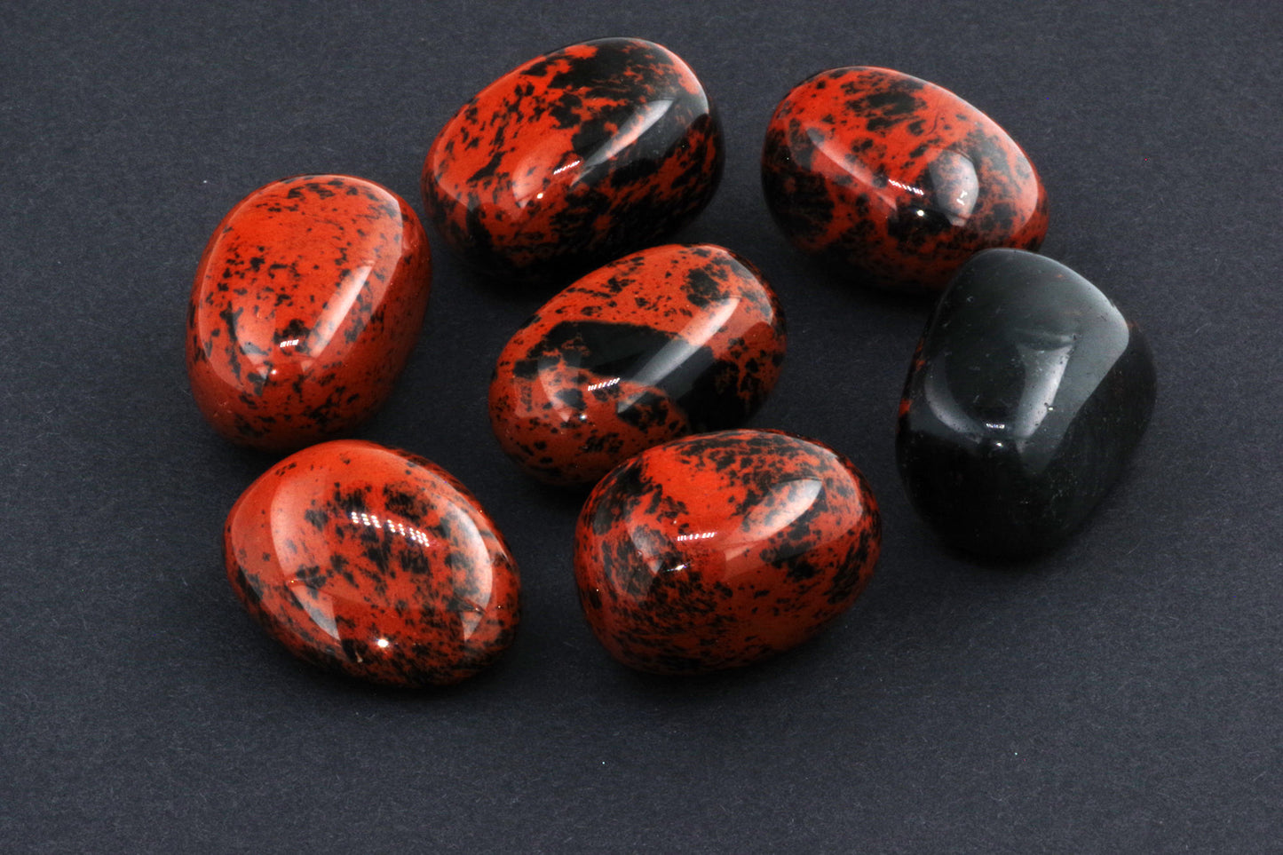 Mahagonipunane obsidiaan