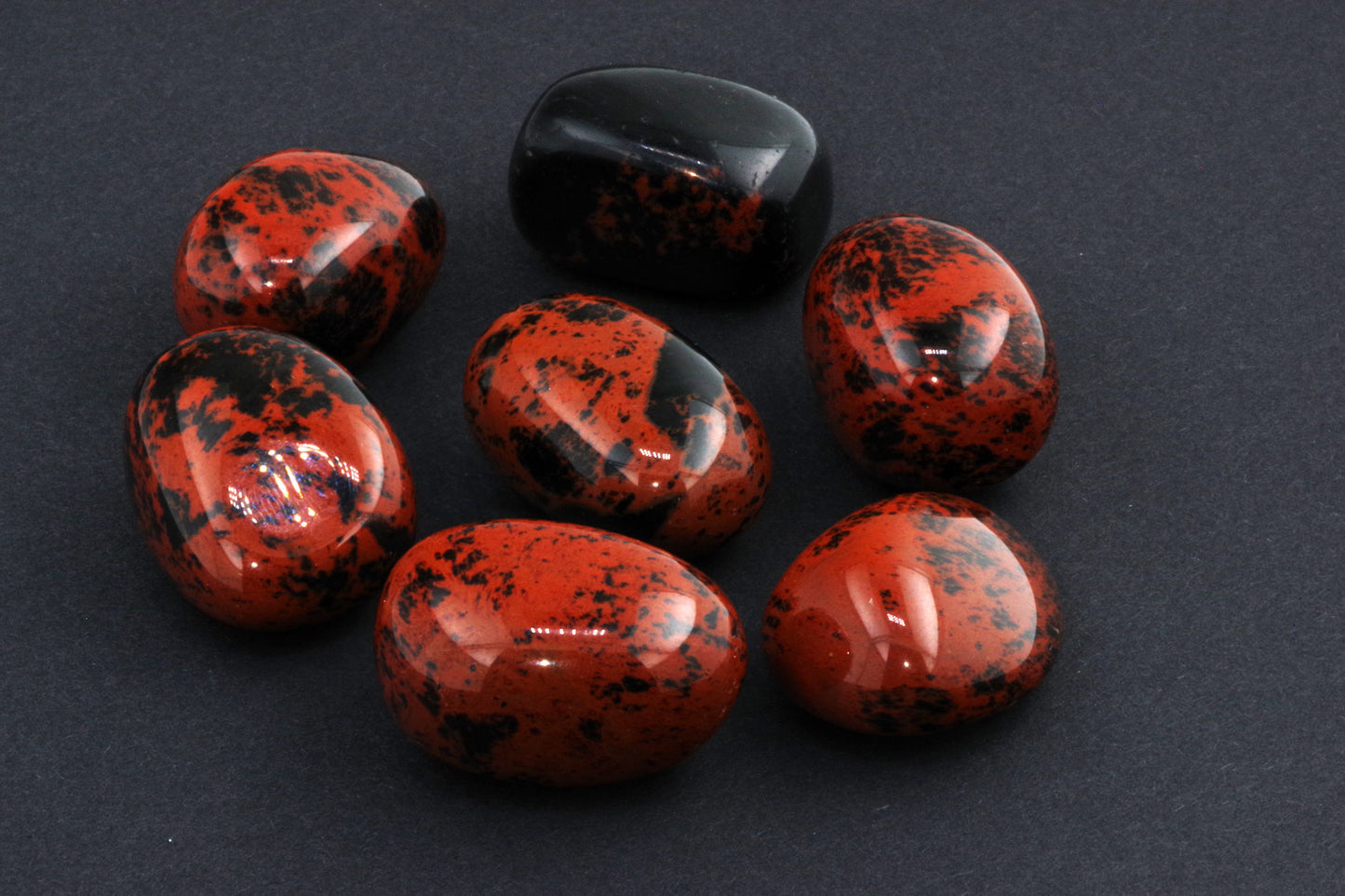 Mahagonipunane obsidiaan