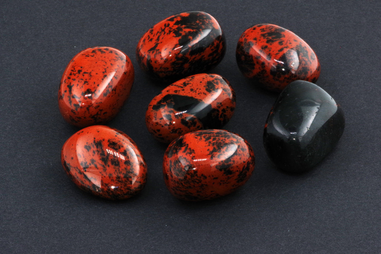 Mahagonipunane obsidiaan