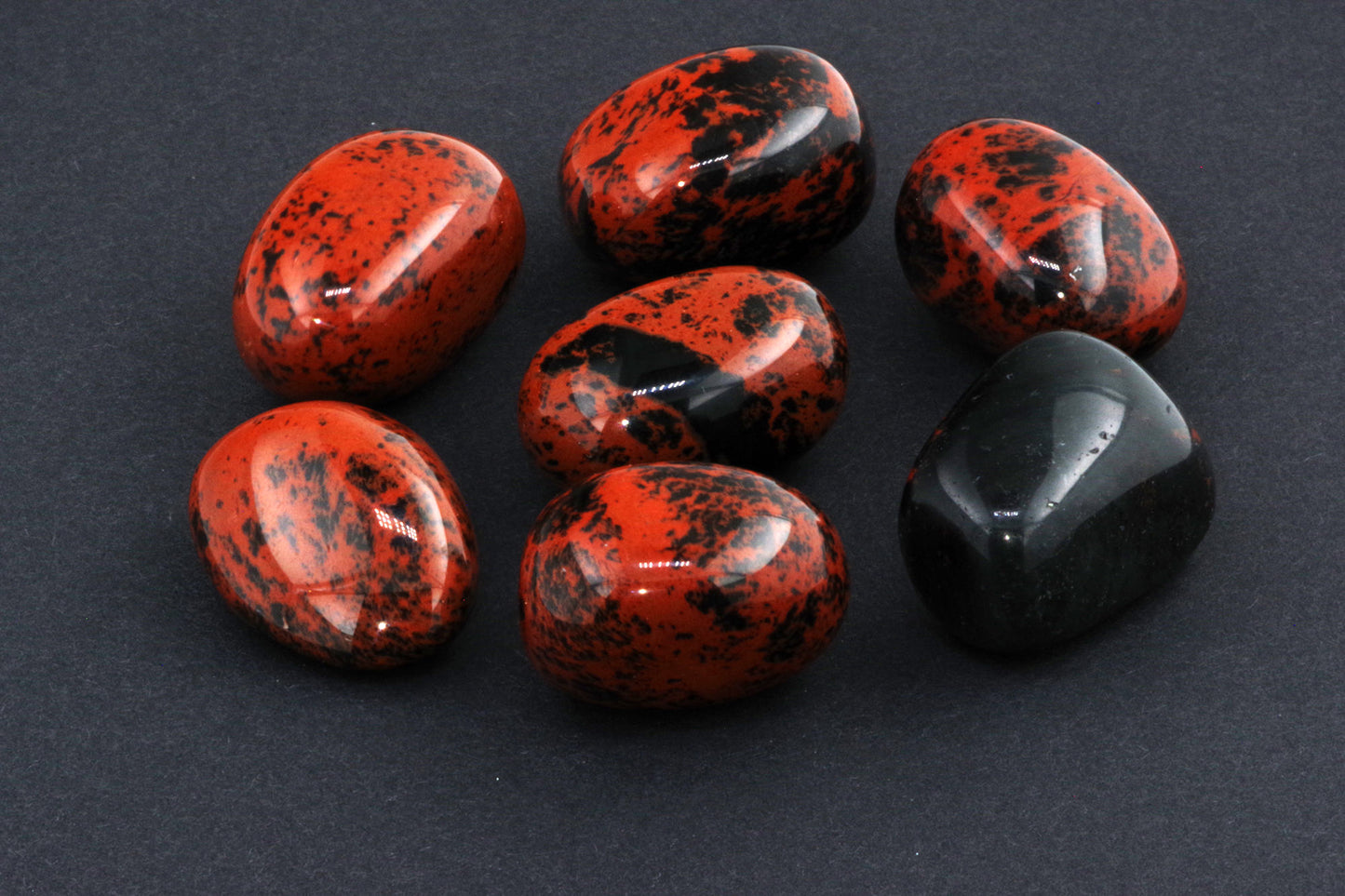 Mahagonipunane obsidiaan