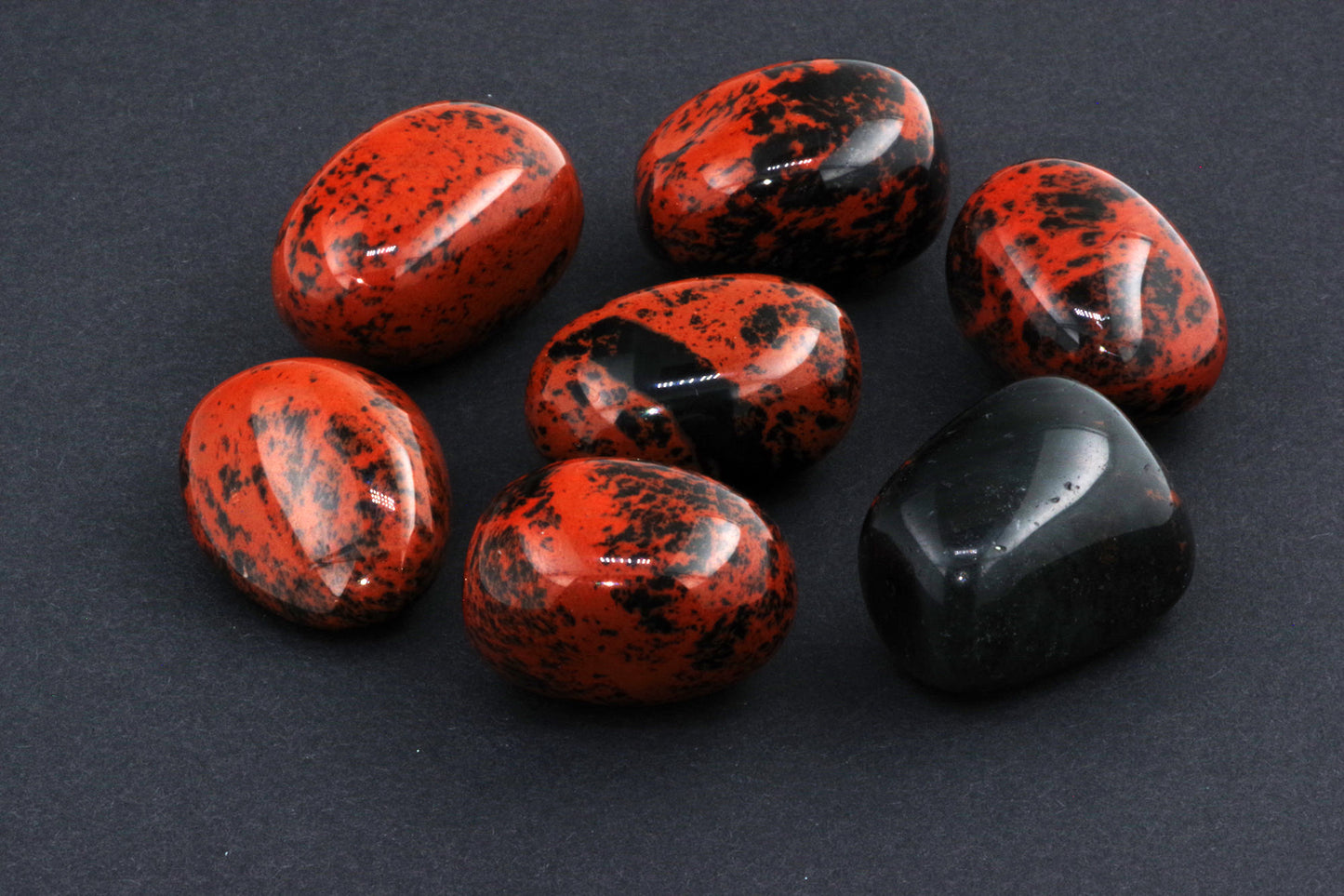 Mahagonipunane obsidiaan