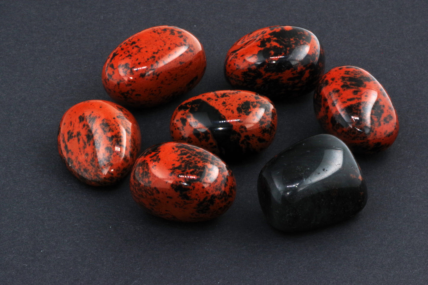 Mahagonipunane obsidiaan