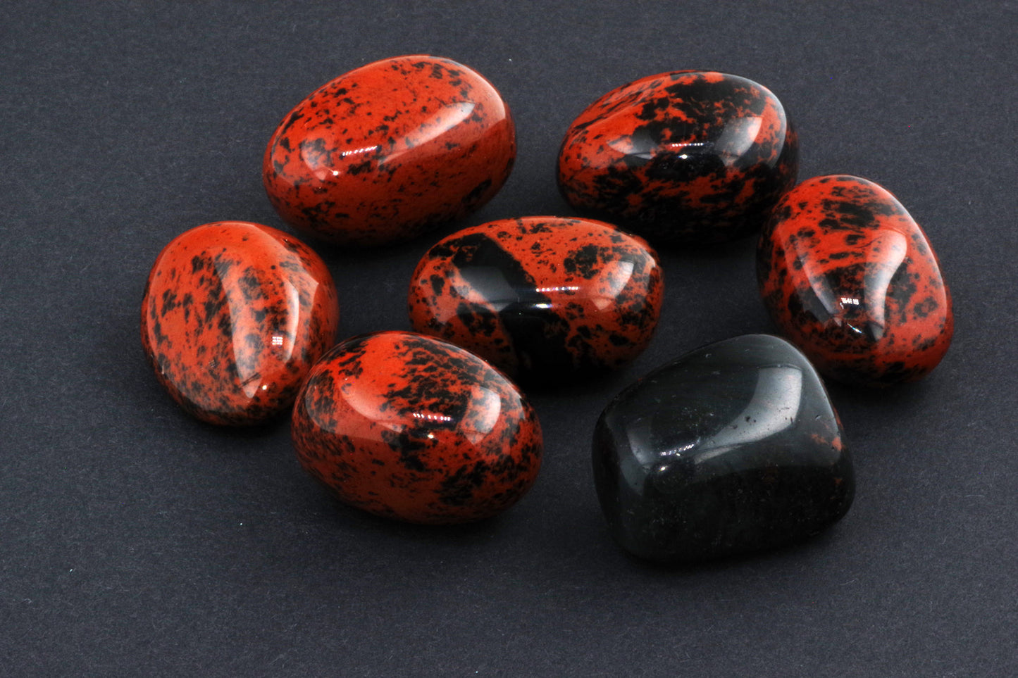 Mahagonipunane obsidiaan