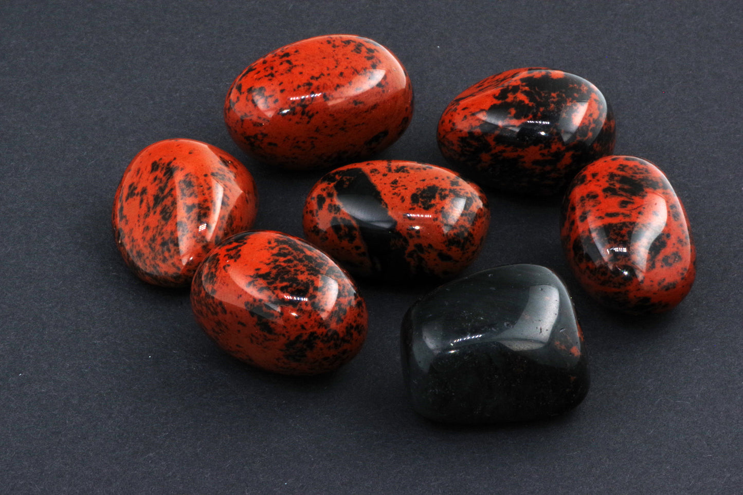 Mahagonipunane obsidiaan