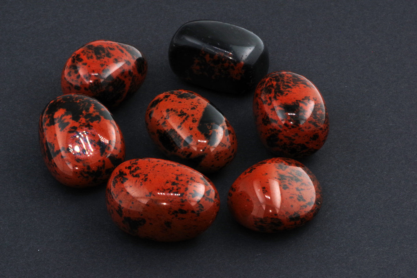 Mahagonipunane obsidiaan