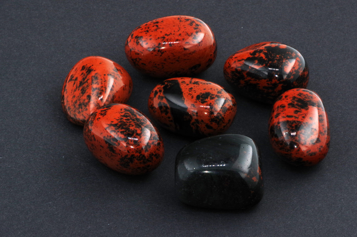 Mahagonipunane obsidiaan