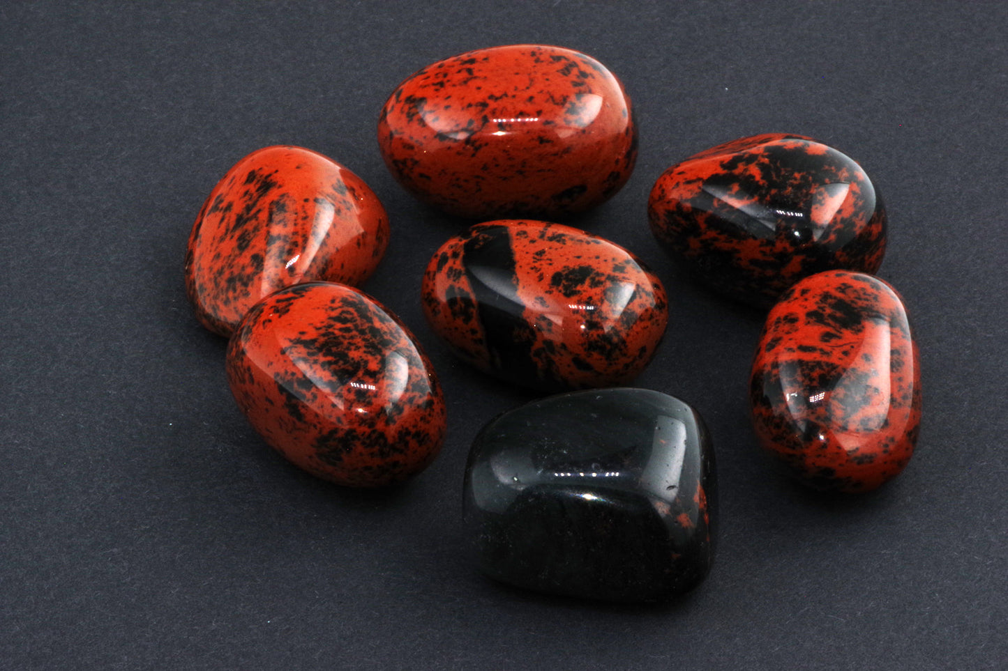 Mahagonipunane obsidiaan