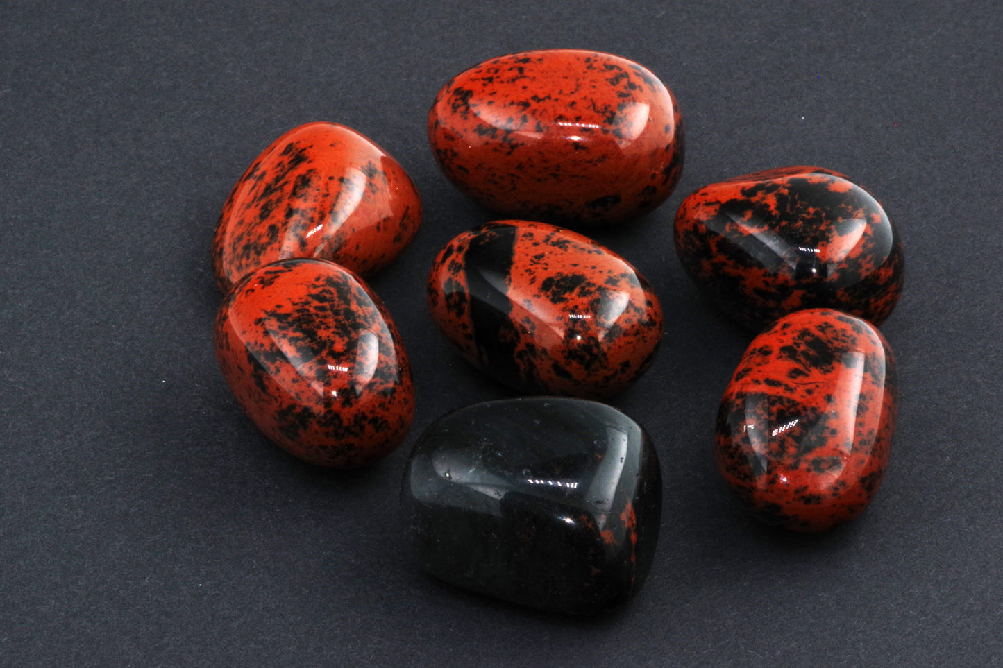 Mahagonipunane obsidiaan
