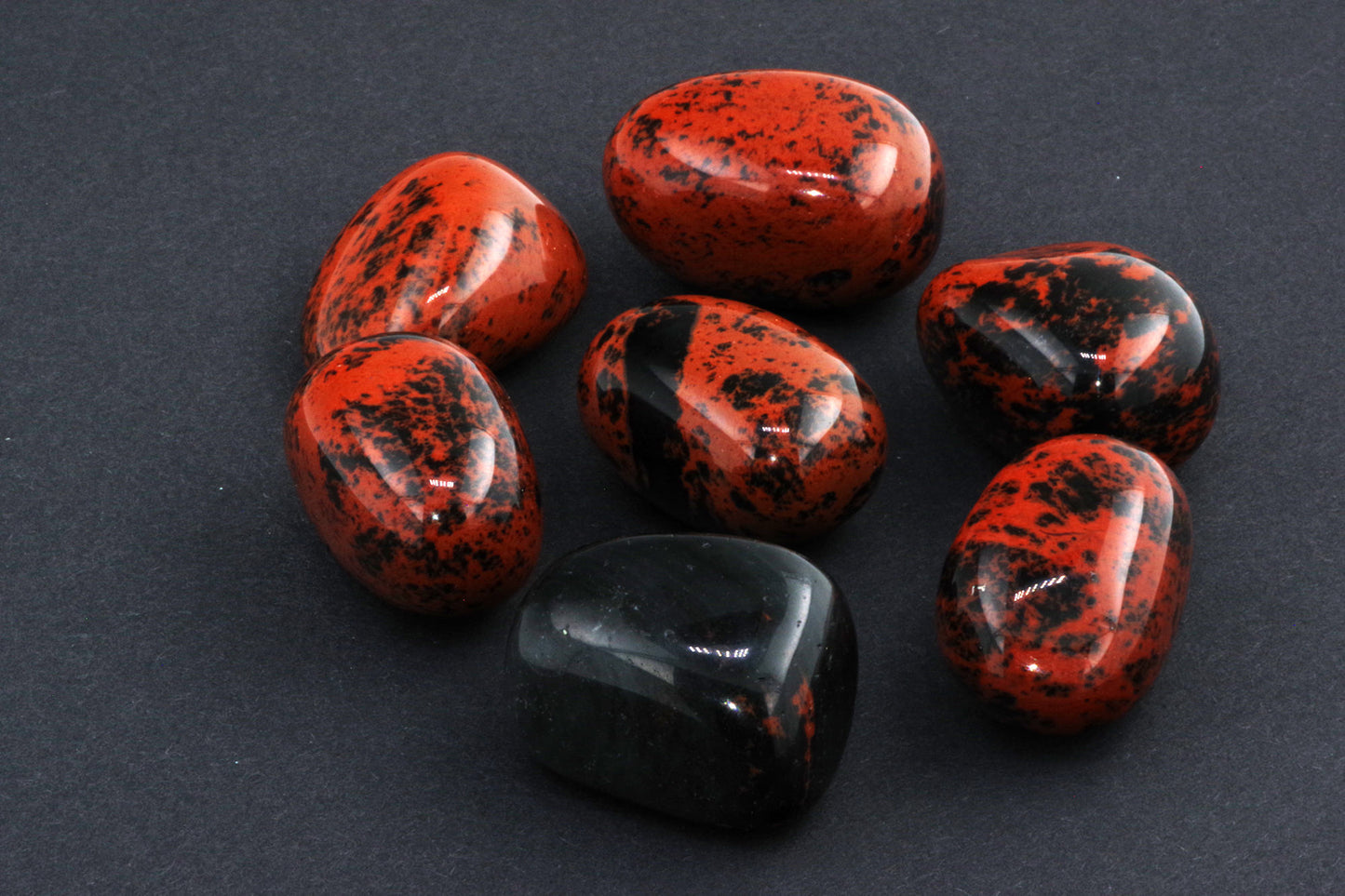 Mahagonipunane obsidiaan