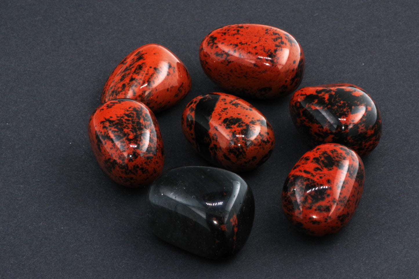 Mahagonipunane obsidiaan