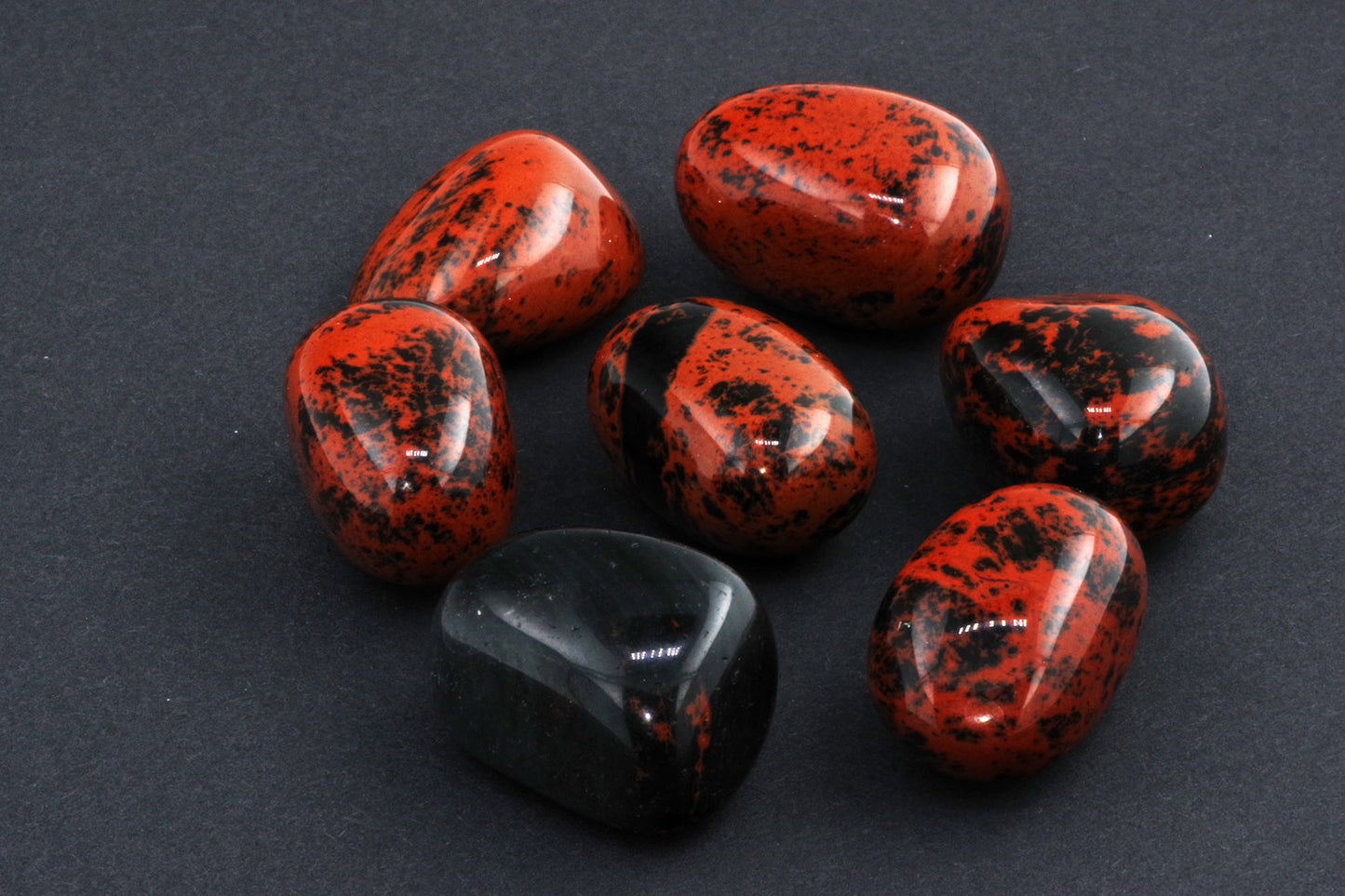 Mahagonipunane obsidiaan