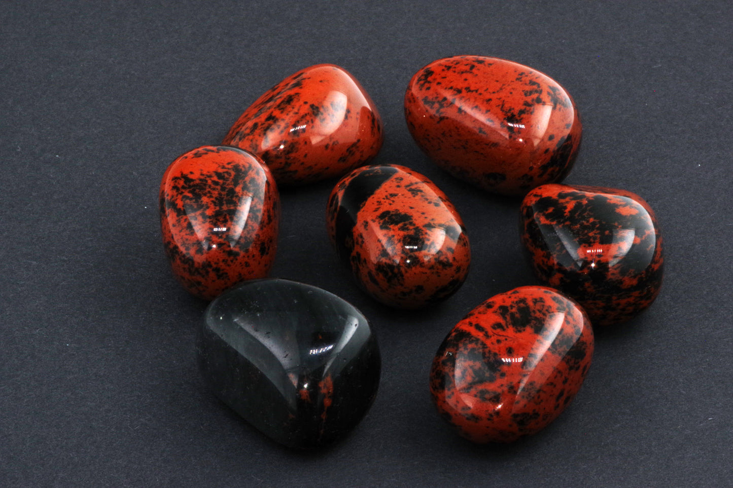 Mahagonipunane obsidiaan