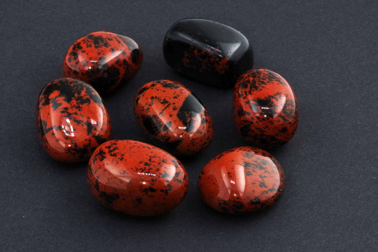 Mahagonipunane obsidiaan