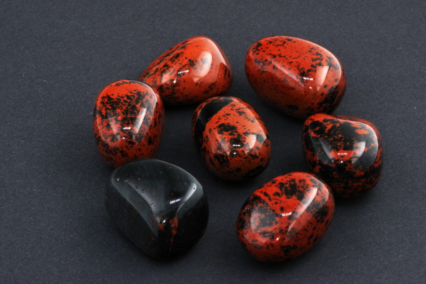 Mahagonipunane obsidiaan