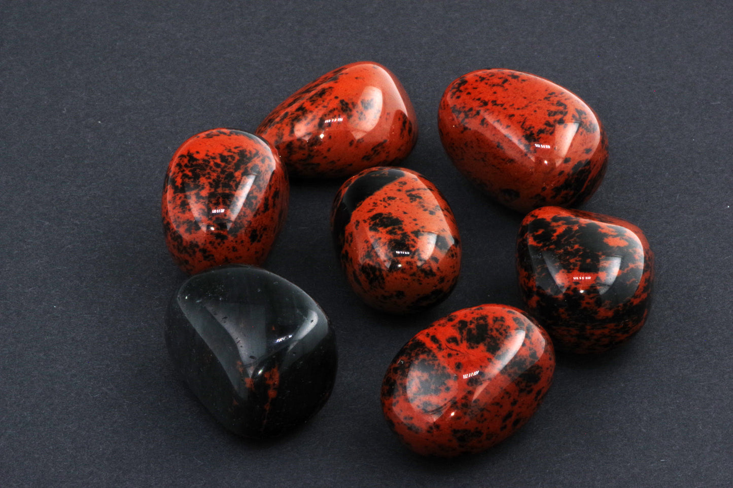 Mahagonipunane obsidiaan