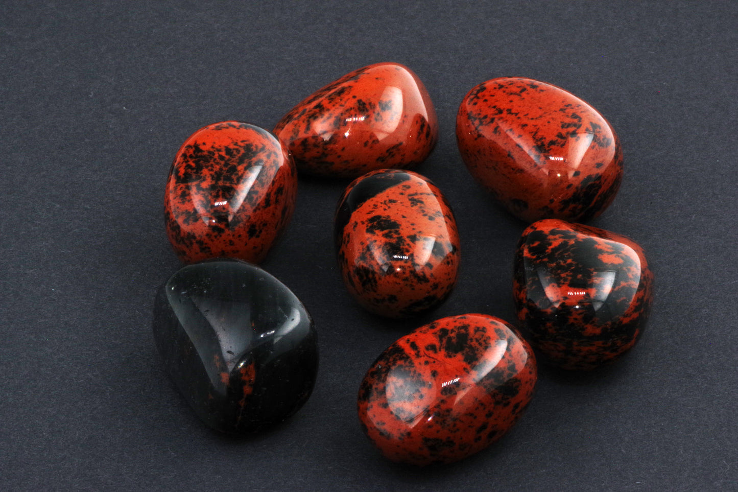 Mahagonipunane obsidiaan