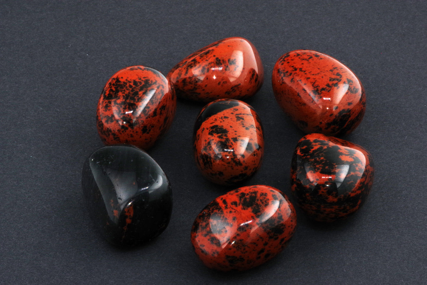 Mahagonipunane obsidiaan