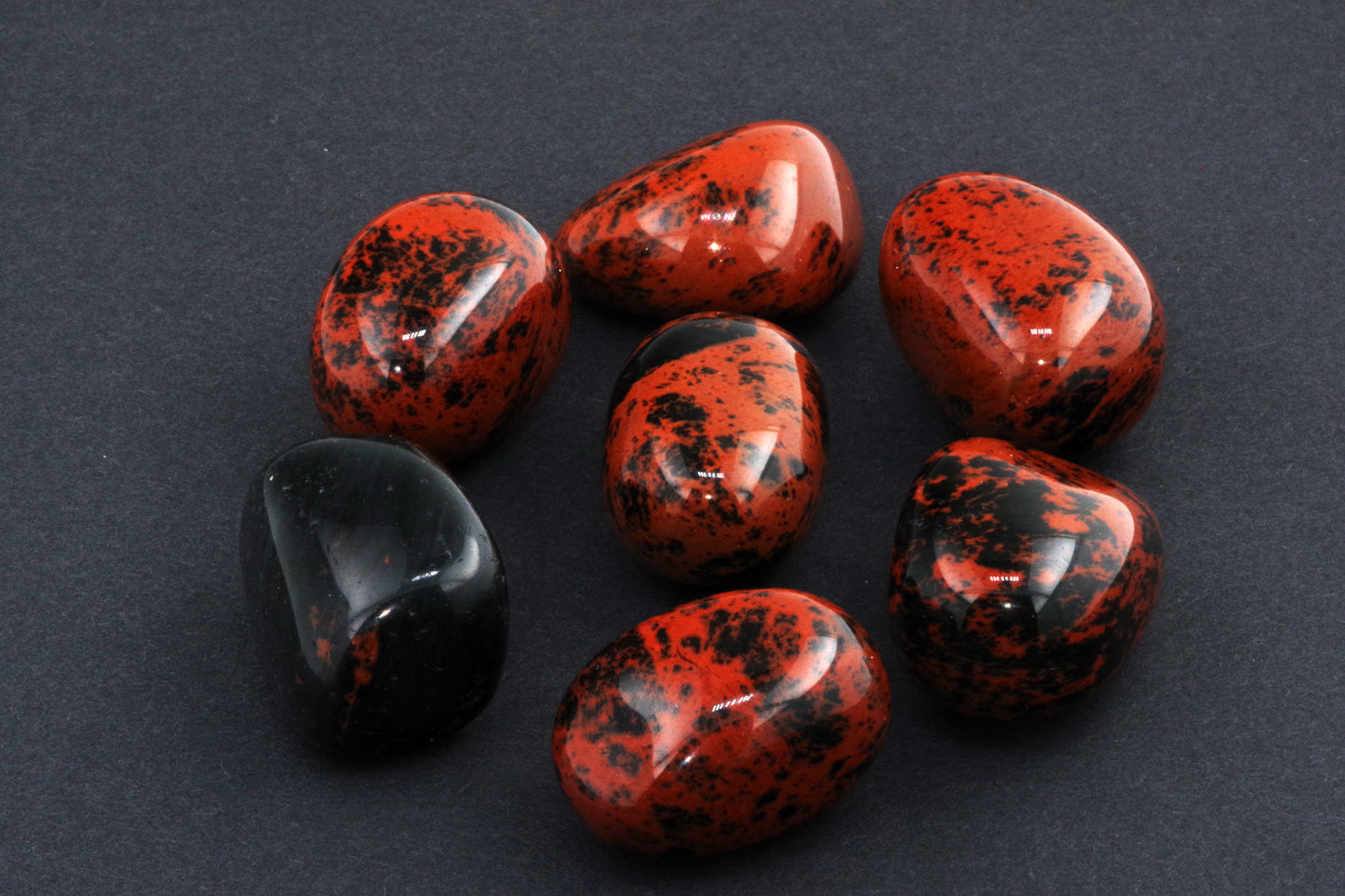 Mahagonipunane obsidiaan