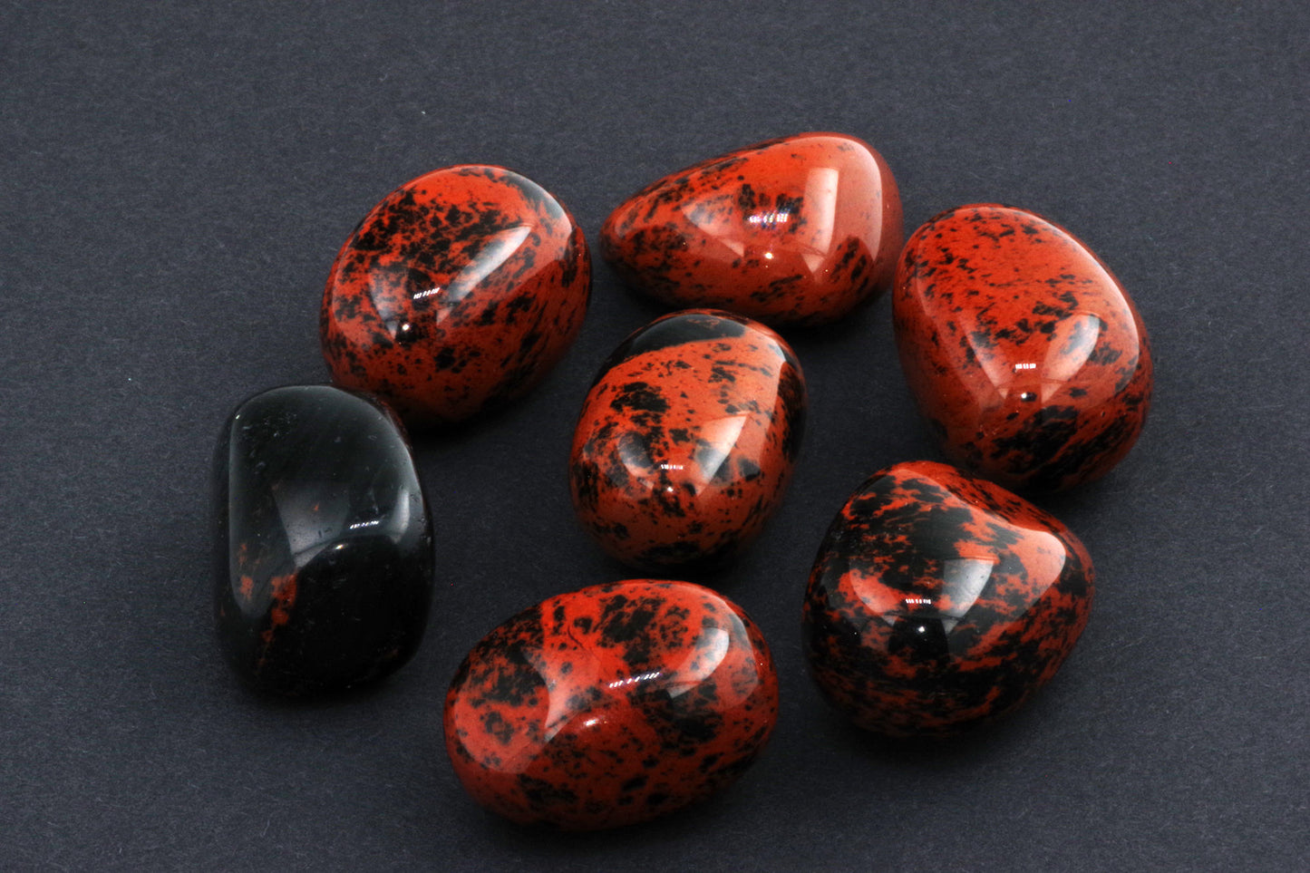 Mahagonipunane obsidiaan