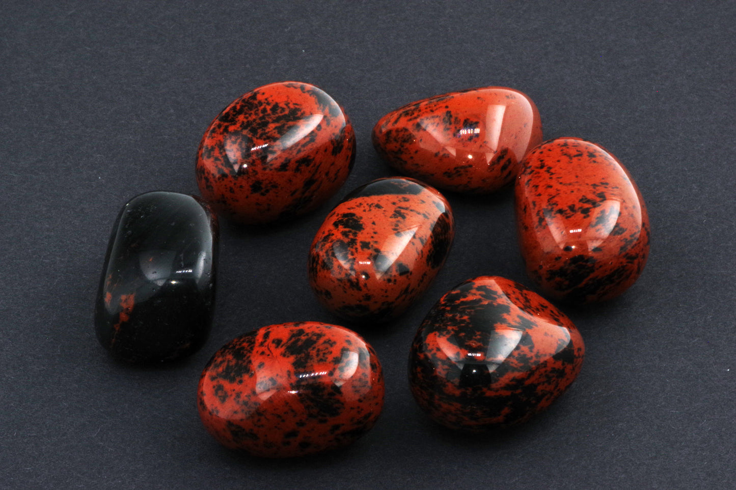 Mahagonipunane obsidiaan