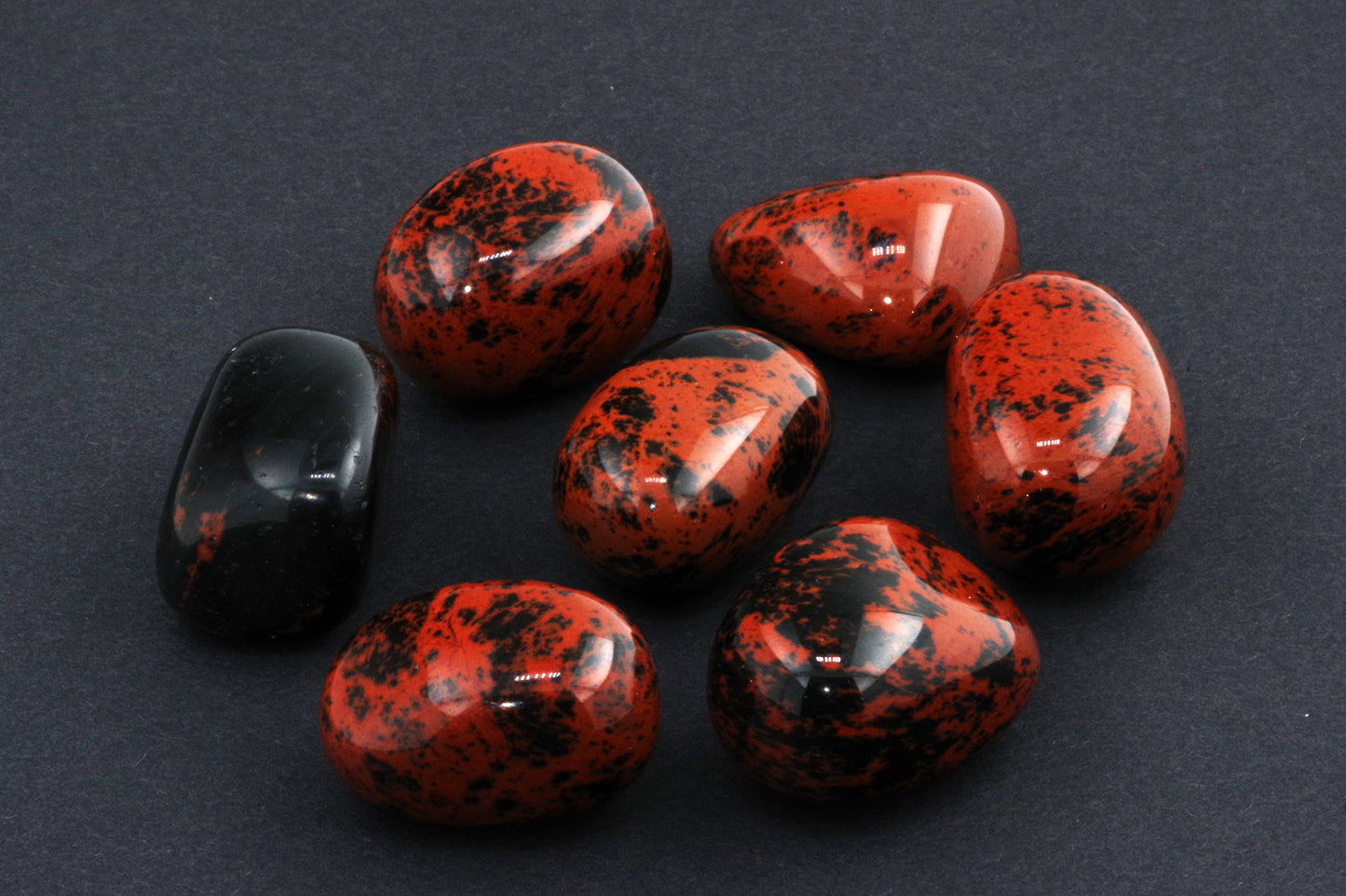 Mahagonipunane obsidiaan